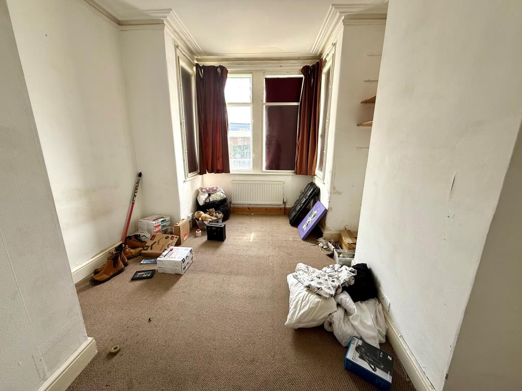 Lot: 107 - VACANT PROPERTY ARRANGED AS TWO FLATS - Ground floor bedroom